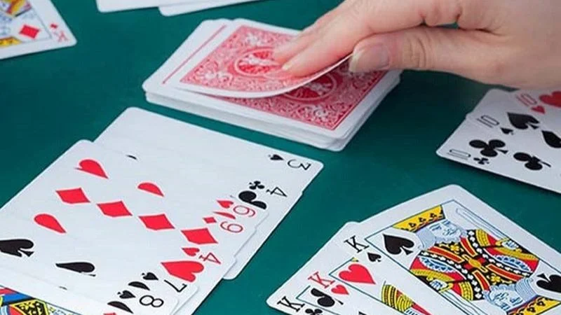 Số lượng quân bài còn lại ở nọc cũng ảnh hưởng trực tiếp đến cách chơi Phỏm 9 cây